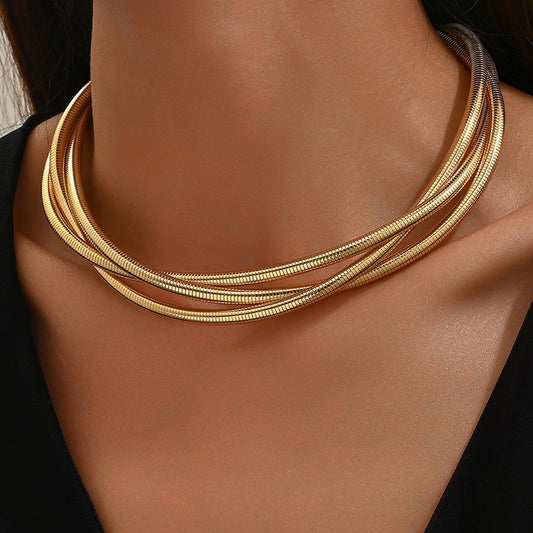 Mae – Collier Ras-de-Cou Doré à Trois Rangs