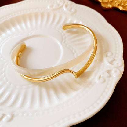 Ophelia – Bracelet Doré Élégant avec Opale Blanc