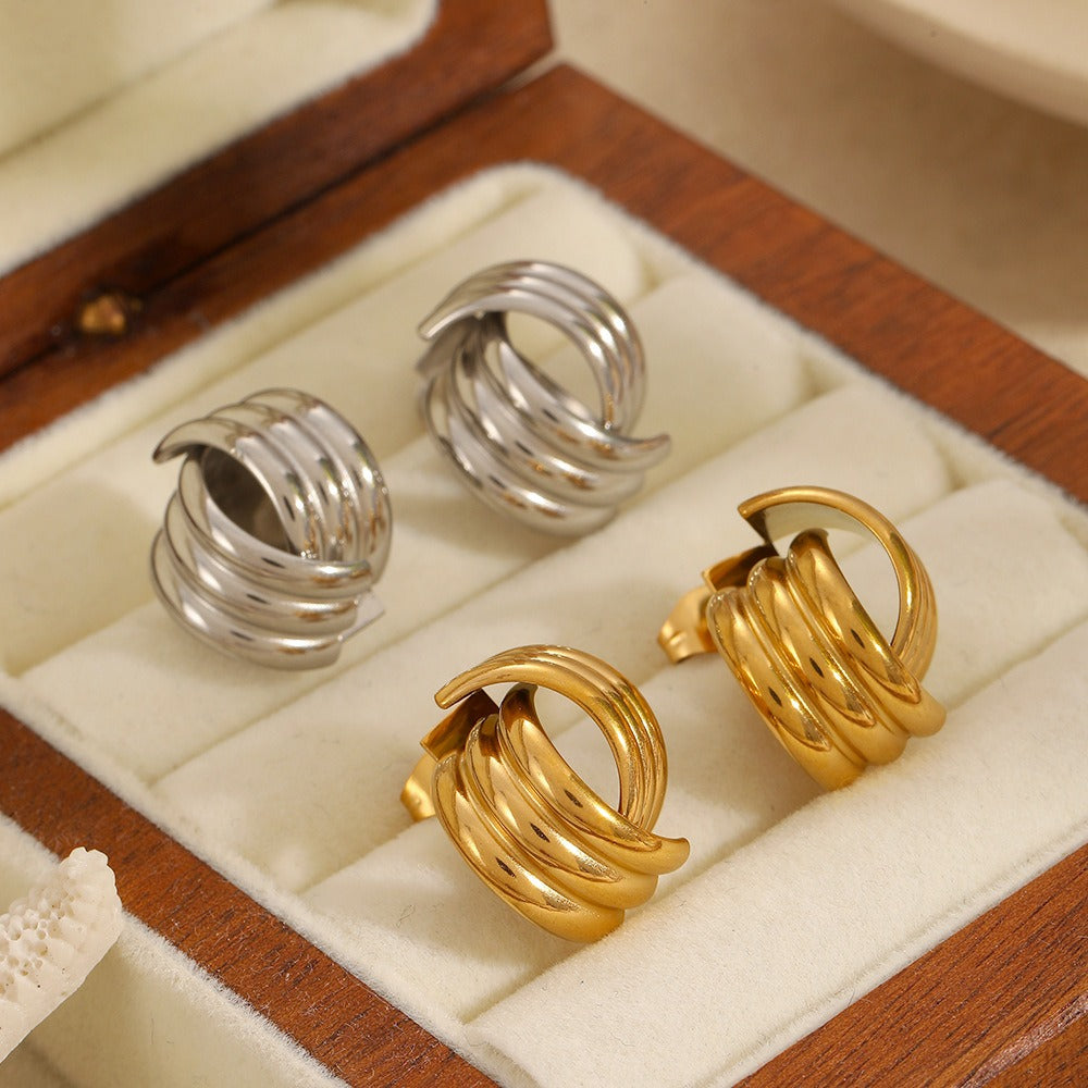 Selene – Clous d’Oreilles Croix en Acier Titane