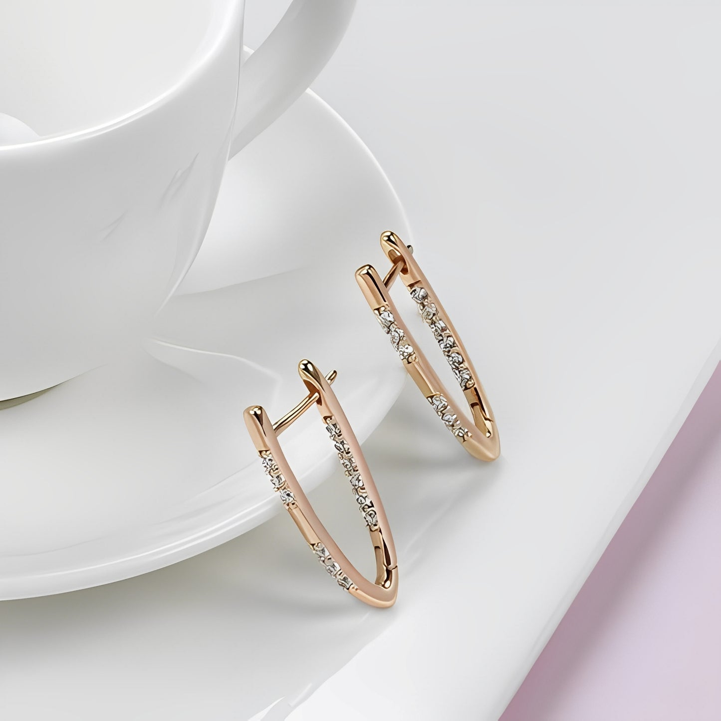 Lyssia – Boucles d’Oreilles Dorées Élégantes avec Zircon
