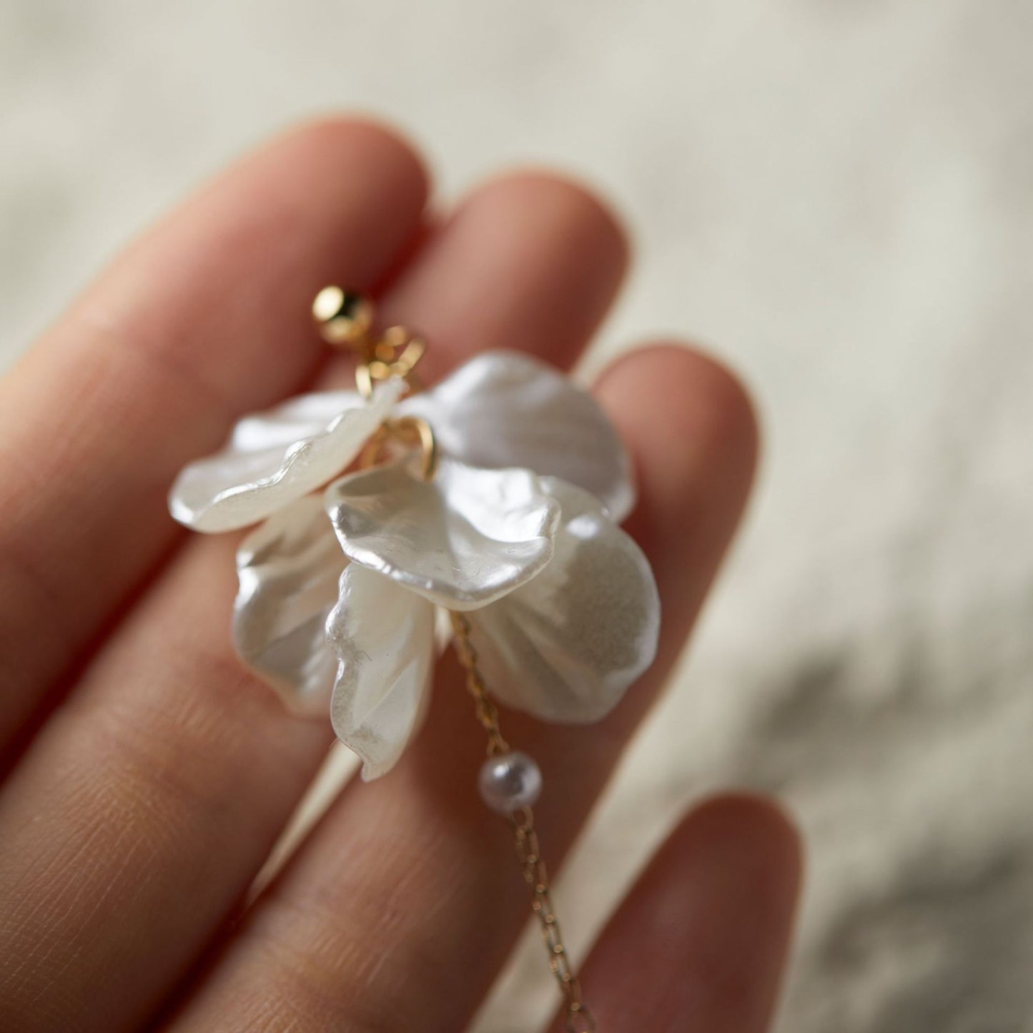 Rhia – Boucles d’Oreilles Pétales Féeriques à Perle et Pampilles