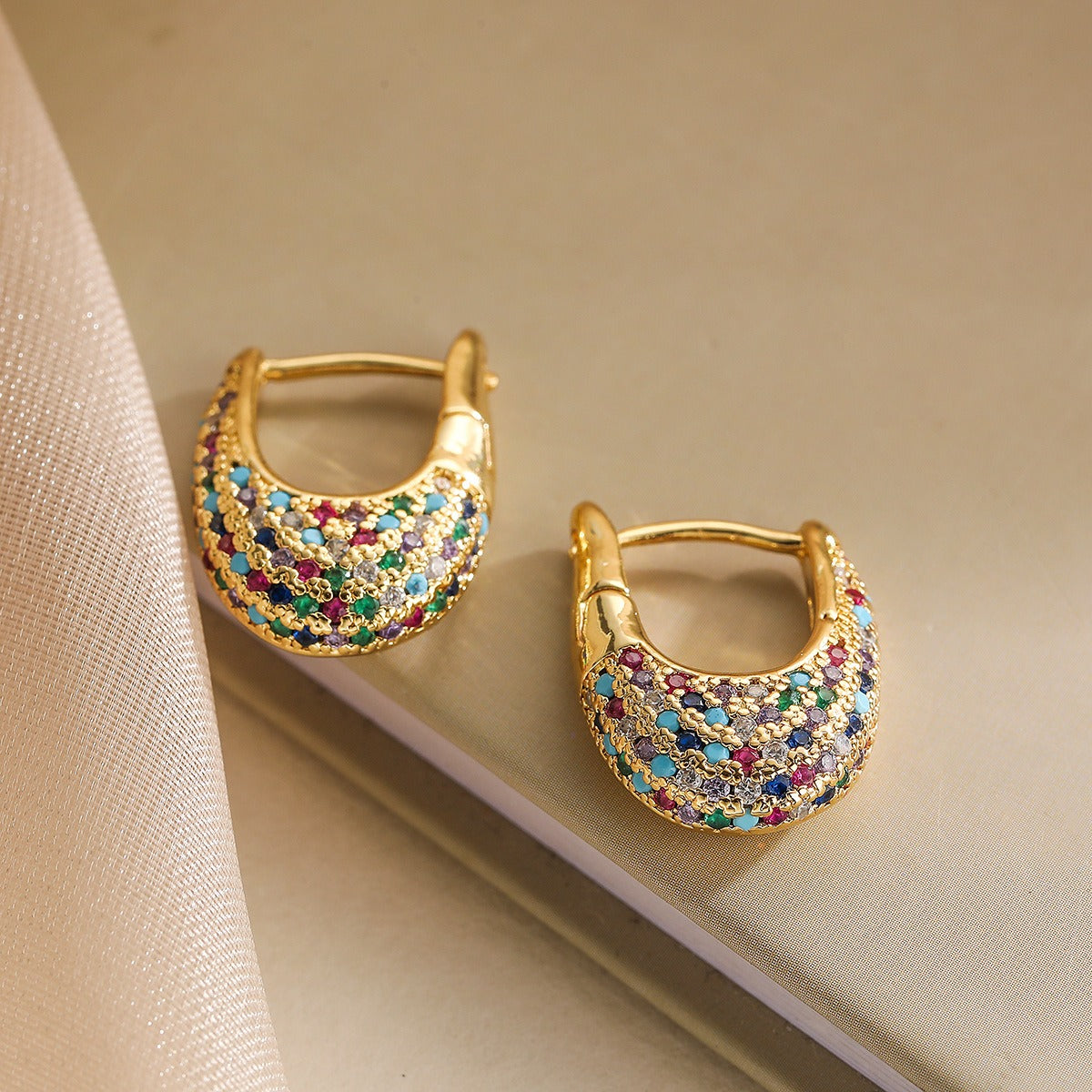 Soraya – Boucles d’Oreilles Élégantes Incrustées de Cristaux Colorés
