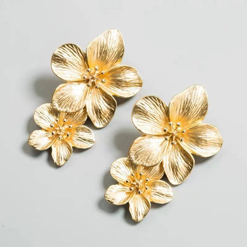 Shannon – Boucles d’Oreilles Dorées Fleur Épanouie