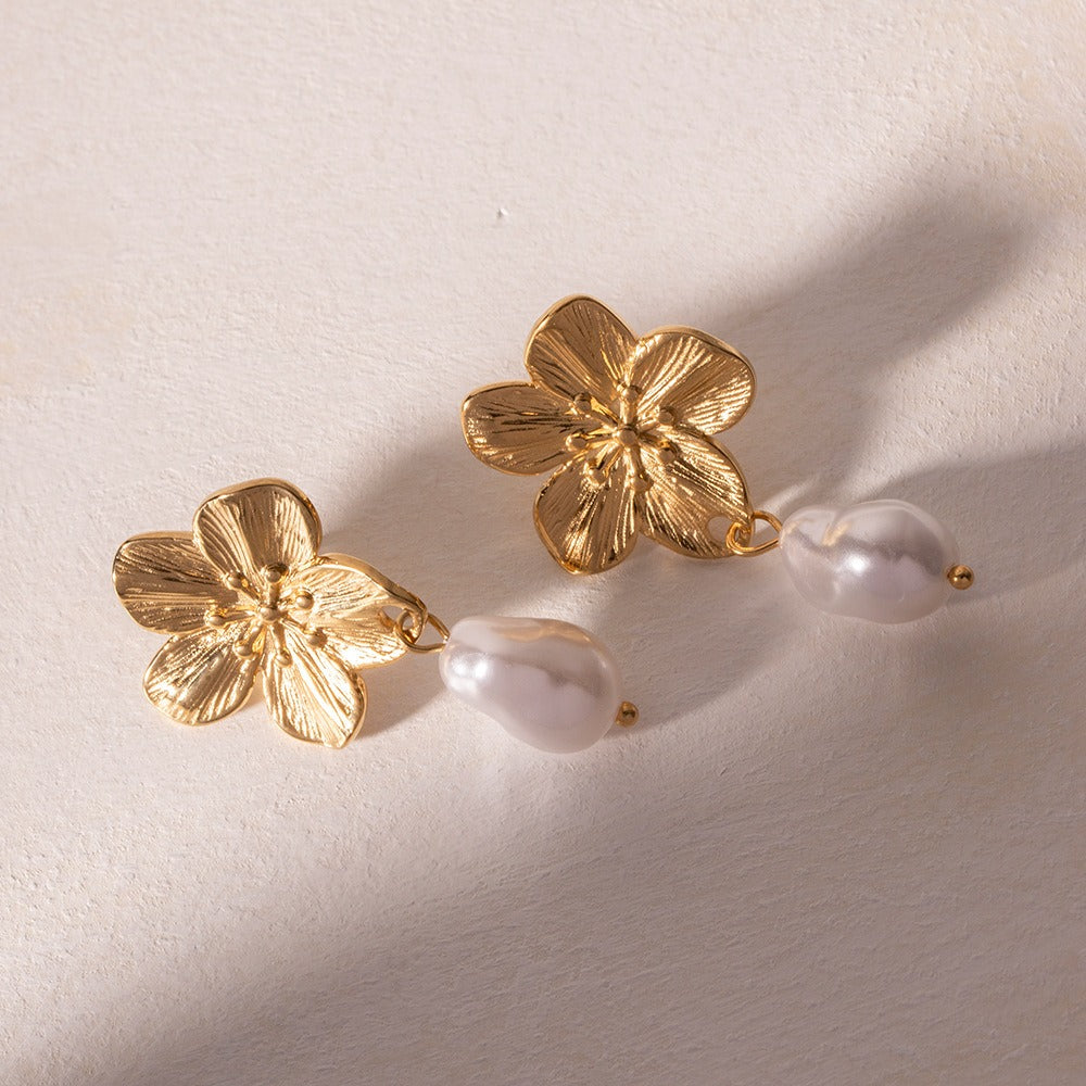 Ember – Boucles d’Oreilles Fleur Blossom avec Perle Dorées