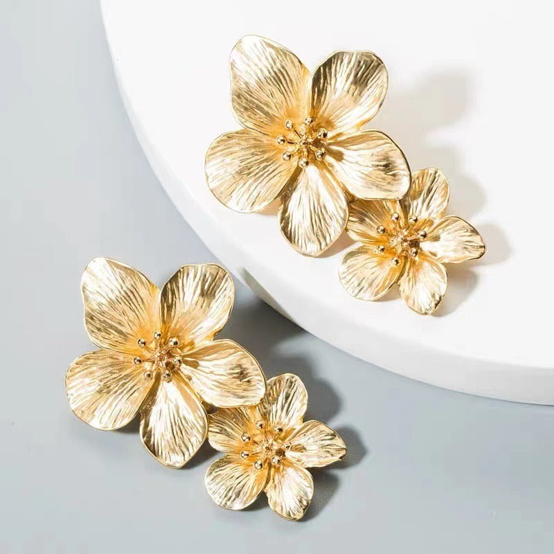 Shannon – Boucles d’Oreilles Dorées Fleur Épanouie