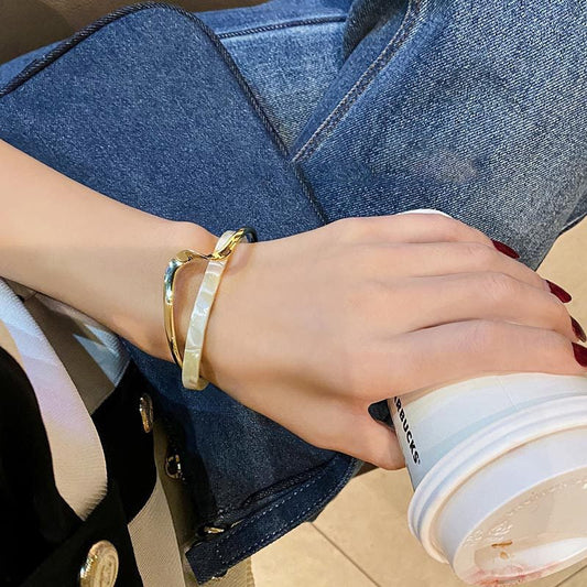 Ophelia – Bracelet Doré Élégant avec Opale Blanc
