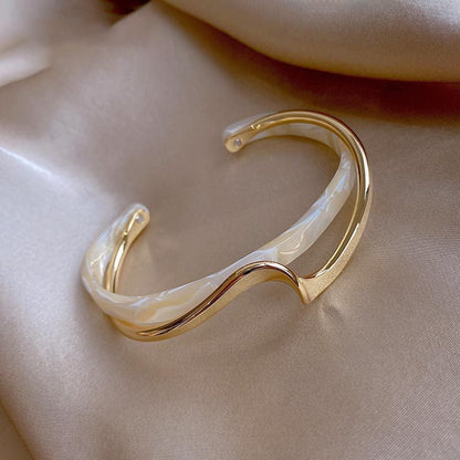 Ophelia – Bracelet Doré Élégant avec Opale Blanc