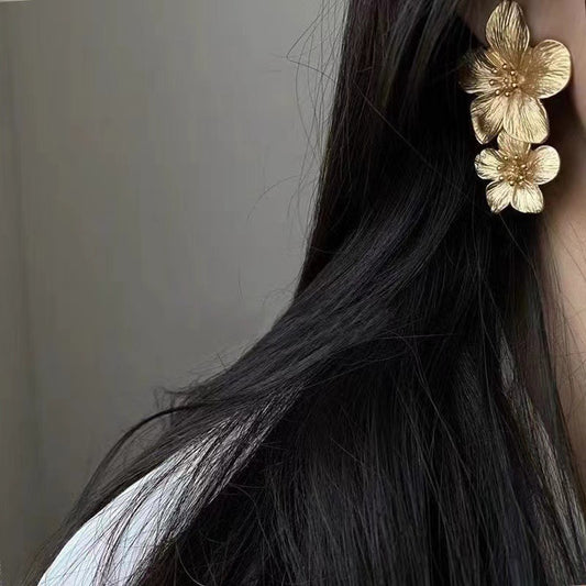Shannon – Boucles d’Oreilles Dorées Fleur Épanouie