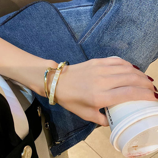 Katrice – Bracelet Doré Orné d’Opale Blanche