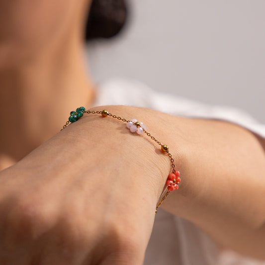 Roseline – Bracelet Doré à Petites Fleurs Colorées