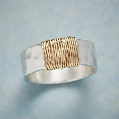 Anika – Bague Argentée au Fil Doré