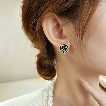 Noor – Boucles d’Oreilles Lotus Noir Élégantes en Doré