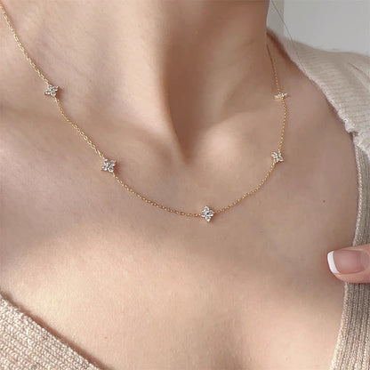 Cassy – Collier Fin en Cristal Étincelant