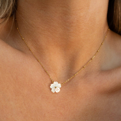 Nicole – Collier Fleurs de Coquillage Blanc et Style Froid