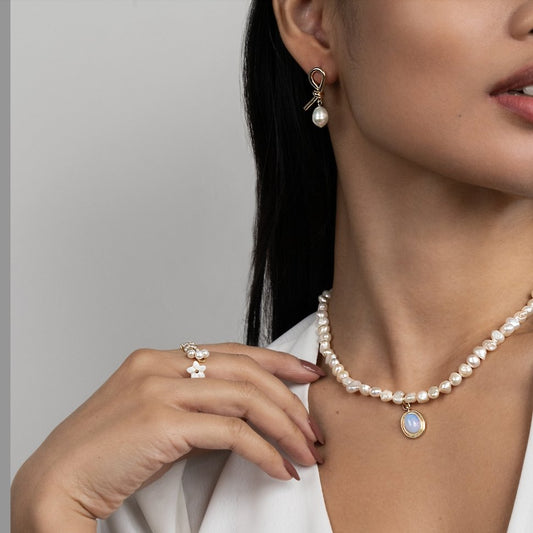 Evelina – Boucles d’Oreilles Nœud Doré et Perles d’Eau Douce