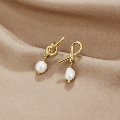Evelina – Boucles d’Oreilles Nœud Doré et Perles d’Eau Douce