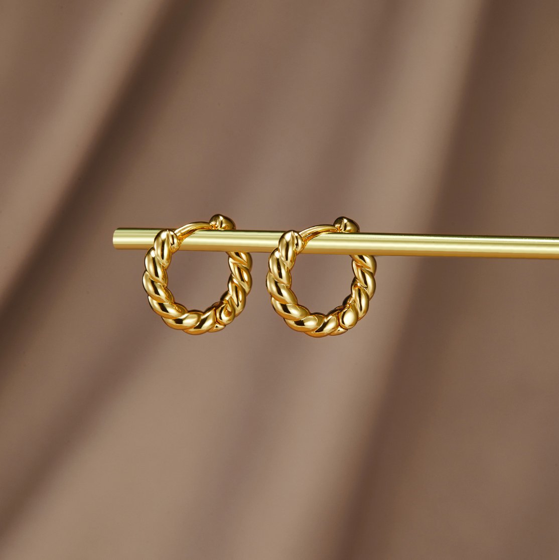 Orhyl – Boucles d’Oreilles Torsadées Dorées