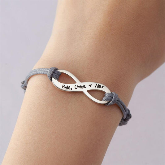 Lyana – Bracelet Infini avec Gravure Personnalisée