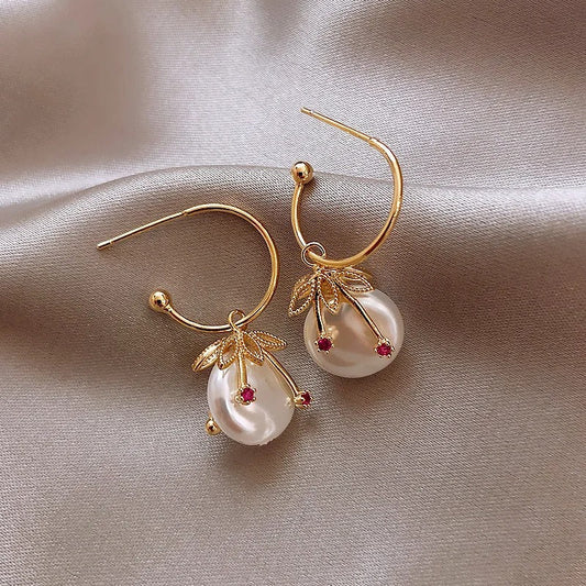 Cléa – Boucles d’Oreilles Vintage Cerise en Or & Perle