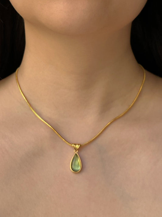 Collier en or avec pendentif goutte vert sirène