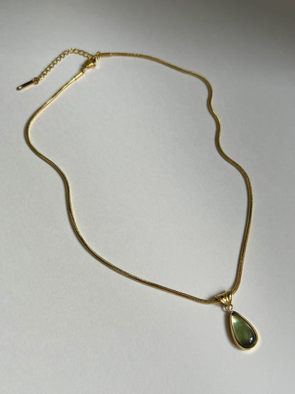 Collier en or avec pendentif goutte vert sirène