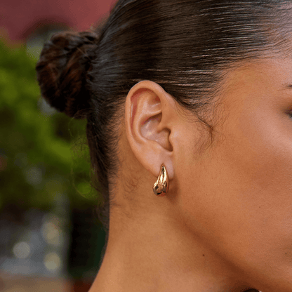 Selma – Mini Créoles Courbées Dorées