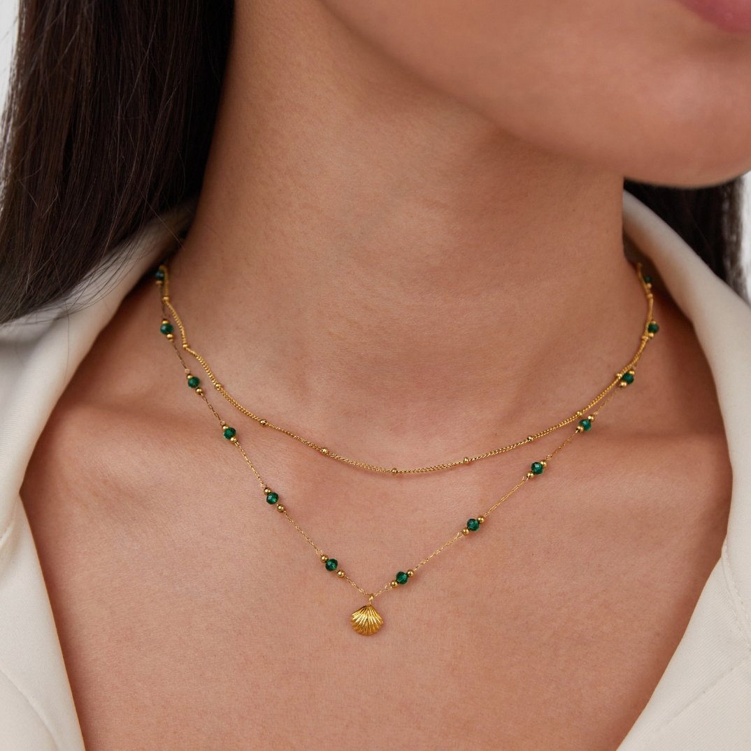 Nerissa – Collier Doré Coquillage et Perles Vertes