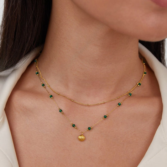 Nerissa – Collier Doré Coquillage et Perles Vertes