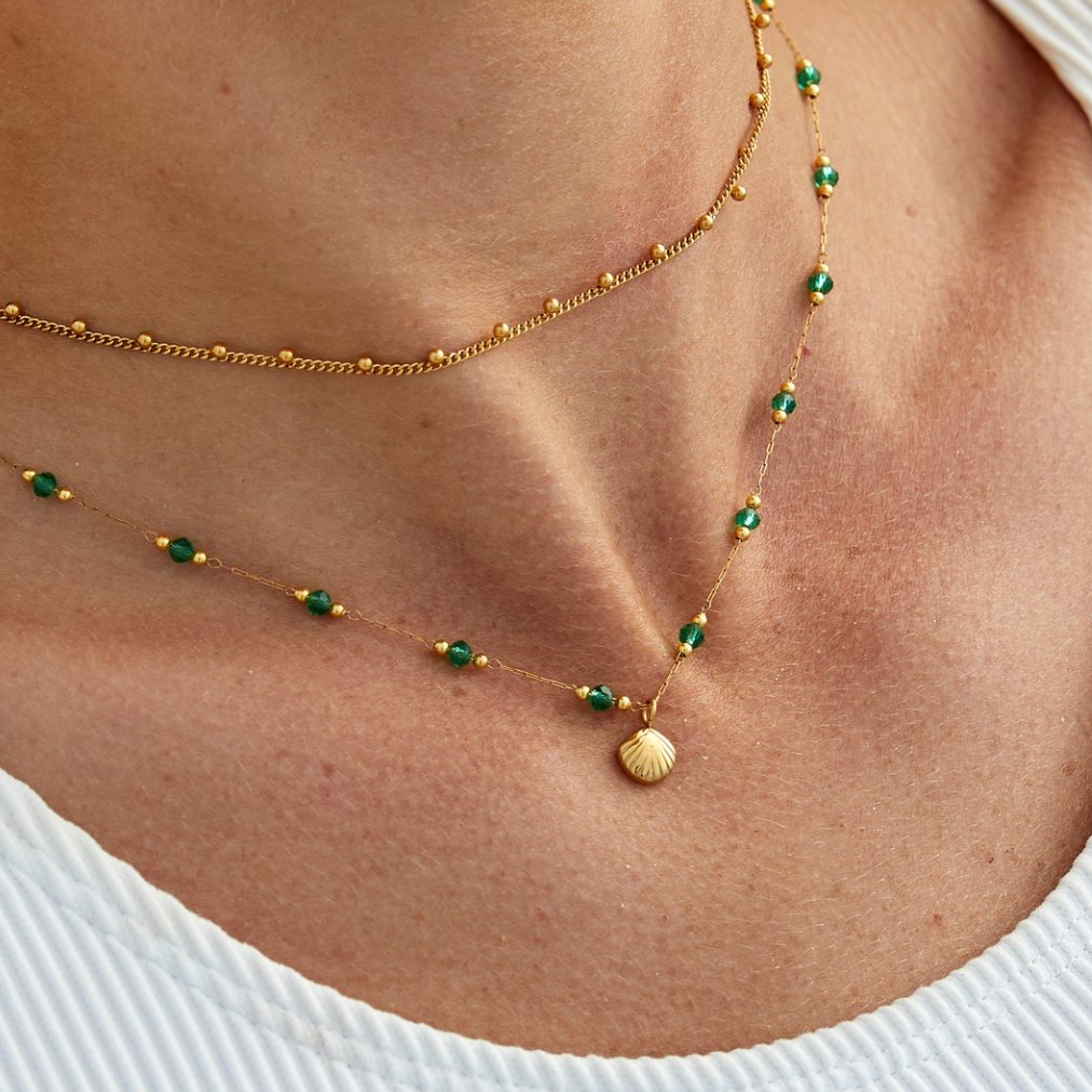Nerissa – Collier Doré Coquillage et Perles Vertes