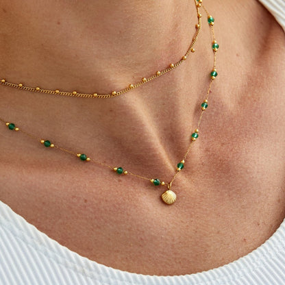Nerissa – Collier Doré Coquillage et Perles Vertes