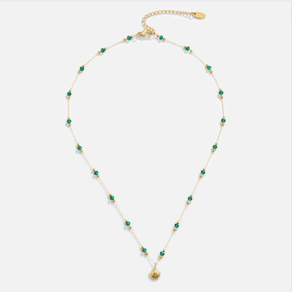 Nerissa – Collier Doré Coquillage et Perles Vertes