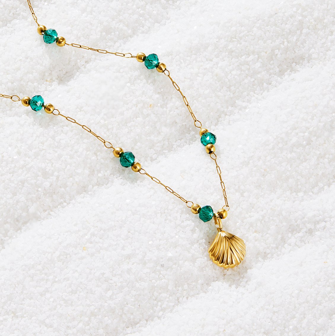Nerissa – Collier Doré Coquillage et Perles Vertes