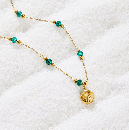 Nerissa – Collier Doré Coquillage et Perles Vertes