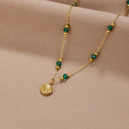 Nerissa – Collier Doré Coquillage et Perles Vertes