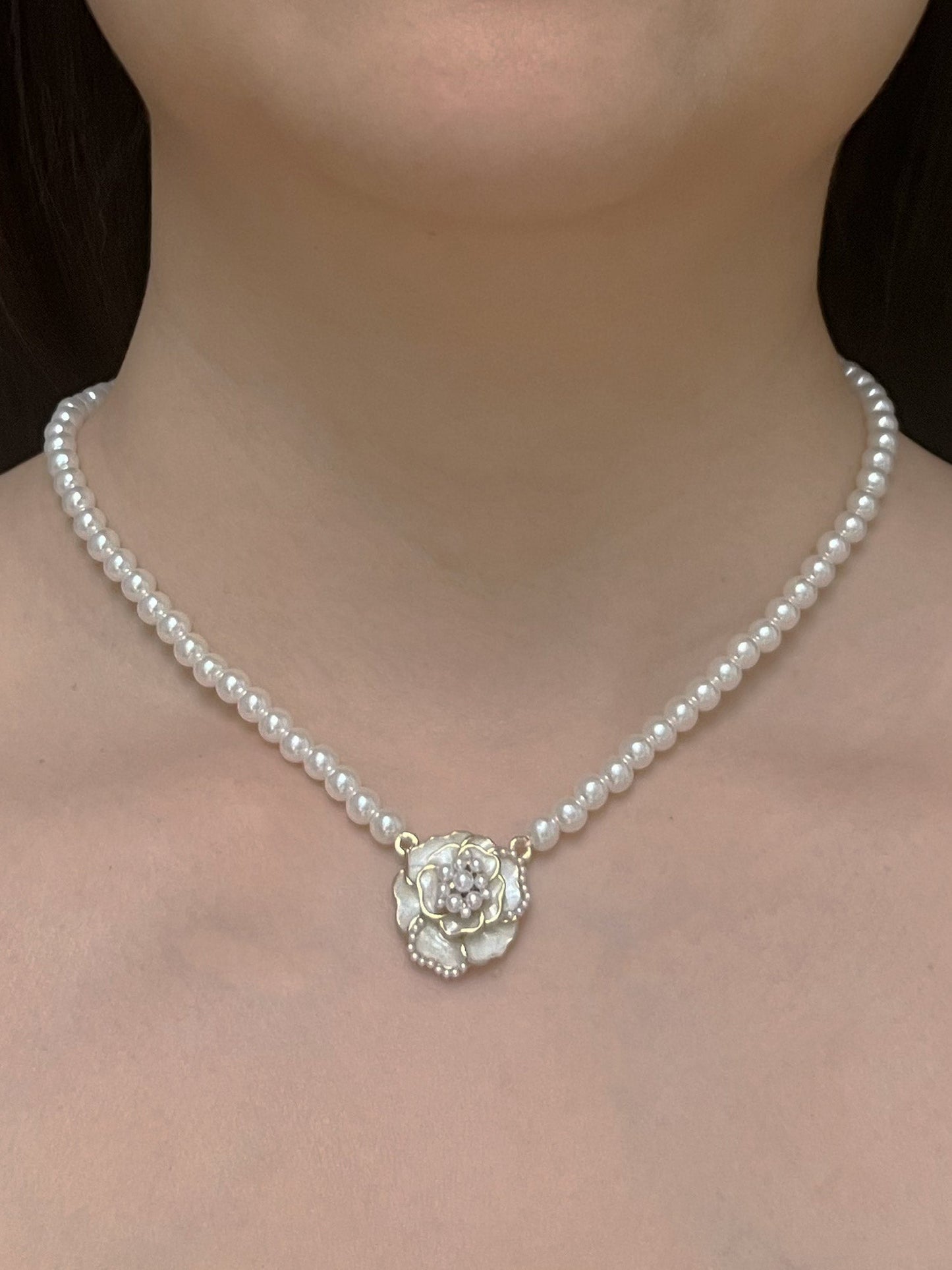 Collier de perles avec pendentif rose
