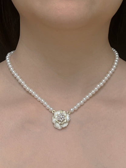 Collier de perles avec pendentif rose