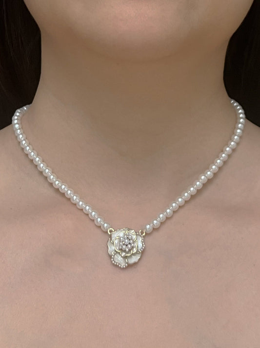 Collier de perles avec pendentif rose
