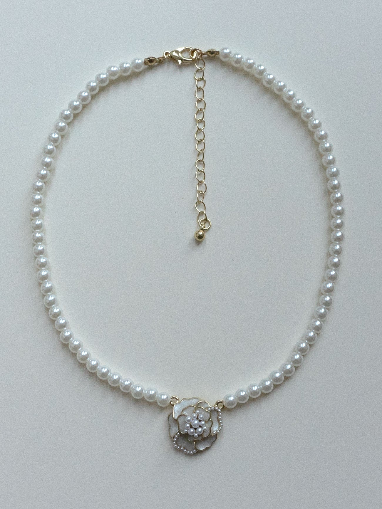 Collier de perles avec pendentif rose