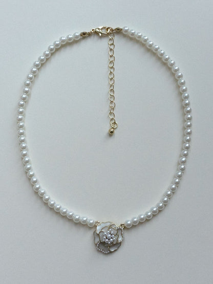 Collier de perles avec pendentif rose
