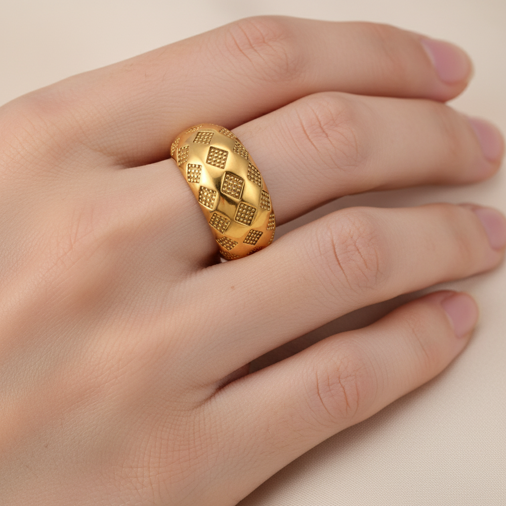 Alba – Bague Rétro Dorée à Motif Treillis