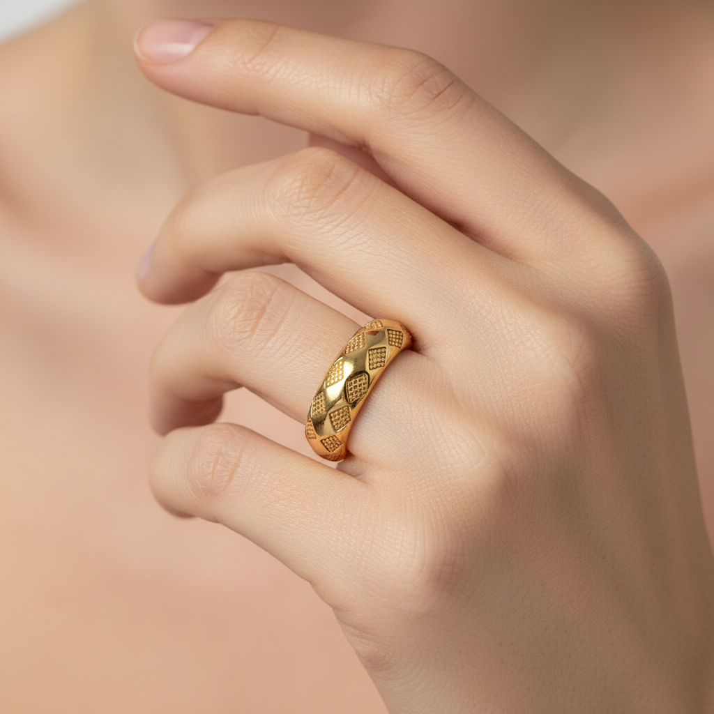 Alba – Bague Rétro Dorée à Motif Treillis