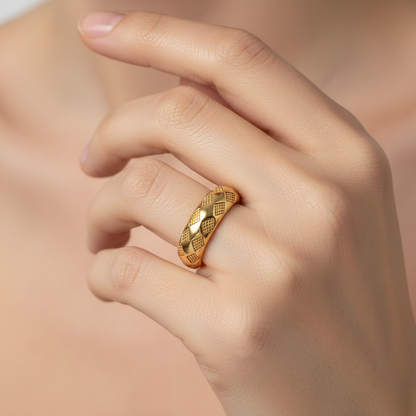Alba – Bague Rétro Dorée à Motif Treillis