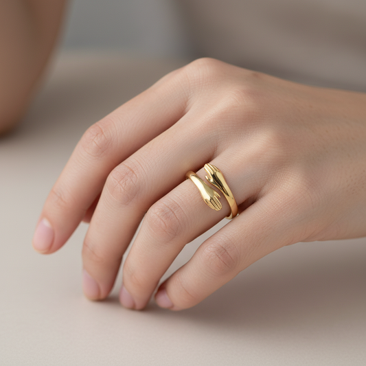 Althea – Bague Étreinte Chaleureuse en Acier Titane