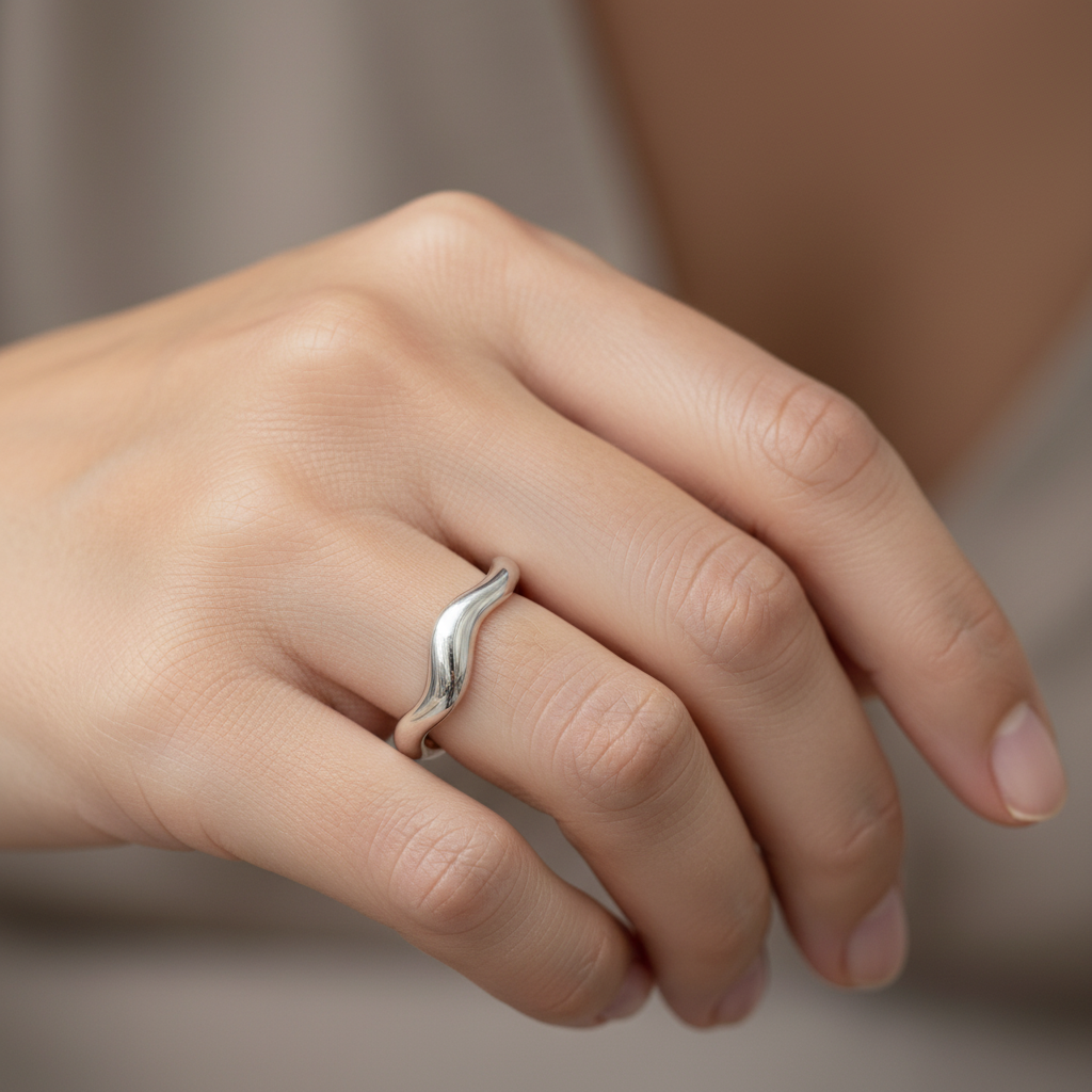 Theva – Bague Vague d’Eau Ouverte en Acier Titane