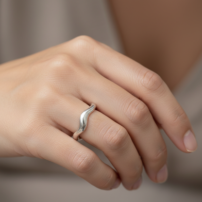 Theva – Bague Vague d’Eau Ouverte en Acier Titane