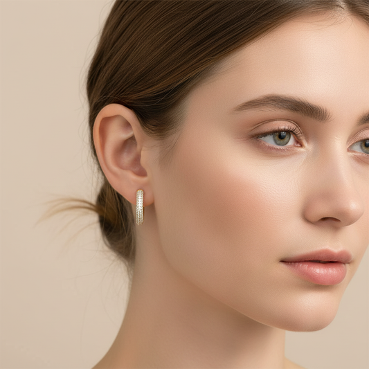 Amelie – Boucles d’oreilles géométriques en zircon doré