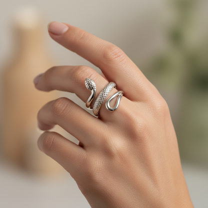 Nyssa – Bague Serpent Texturée au Design Ajouré