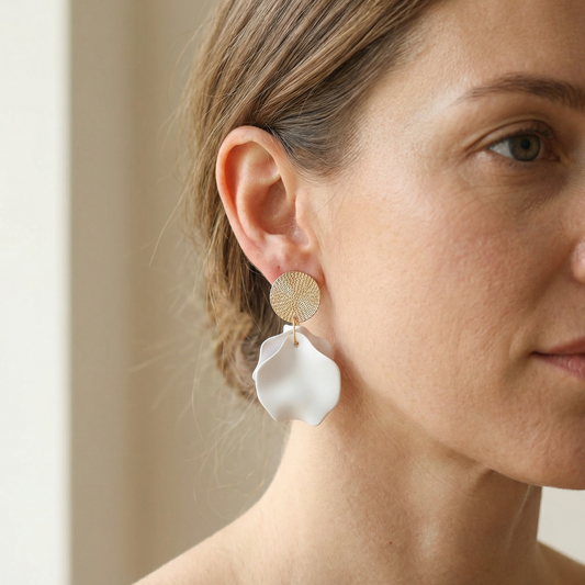 Nora – Boucles d'Oreilles Pétales Crèmes