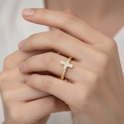 Juliette – Bague Croix Dorée à Pierres Lumineuses