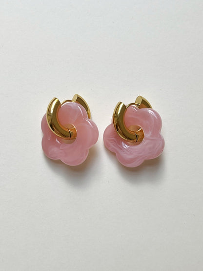 Créoles donut rose avec charme fleur